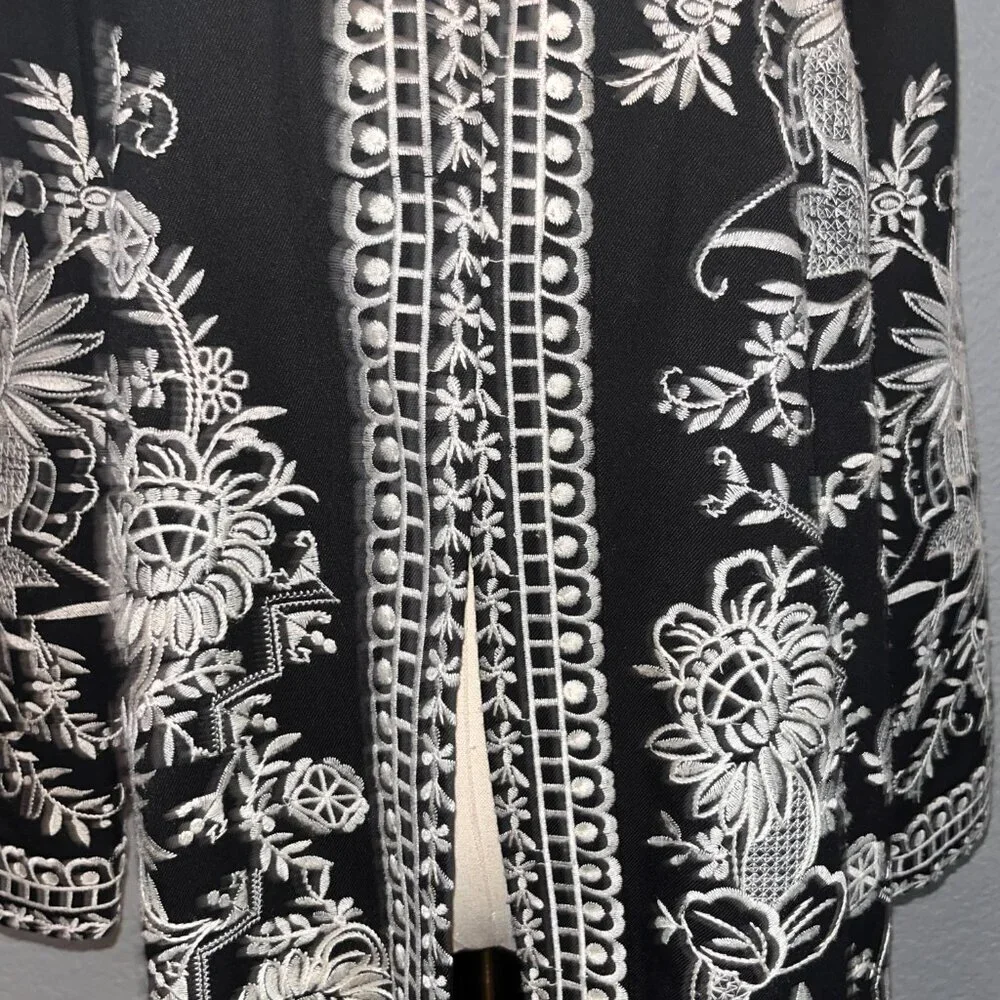 CHICO'S FULLY EMBOIDERED BLACK & WHITE KIMONO JACKET TOPPER - EUC - SIZE 0 = 4/6 - Picture 3 of 15